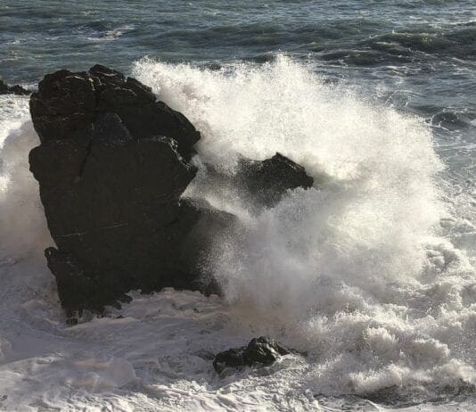 Recco, turisti travolti da onda sul molo, due sono gravi mareggiata genova nervi