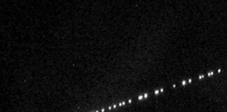 Misteriosi avvistamenti di luci nel cielo a Savona, sono i satelliti Starlink di SpaceX Luci nel cielo Starlink SpaceX