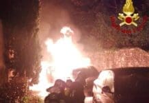 Marola, auto in fiamme davanti al cimitero