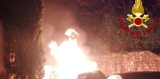 Marola, auto in fiamme davanti al cimitero