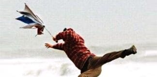 Sestri Levante – Vento a oltre 100 all’ora, motoscafo affonda nel porticciolo