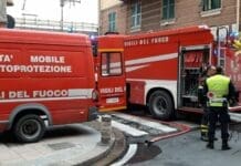 Fiamme in un capannone a Certosa, intervento dei Vigili del Fuoco