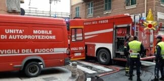 Fiamme in un capannone a Certosa, intervento dei Vigili del Fuoco