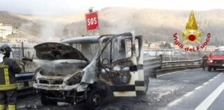 Autostrada A7, furgone in fiamme all’altezza di Busalla – FOTO
