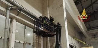 Incendio in un capannone, Vigili del Fuoco intervengono con termocamera – FOTO