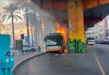 Autobus in fiamme a Caricamento, paura per la Sopraelevata autobus in fiamme Caricamento
