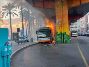 autobus in fiamme Caricamento