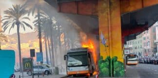 Autobus in fiamme a Caricamento, paura per la Sopraelevata autobus in fiamme Caricamento