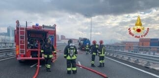 Genova: incendio di un camion carico di sostanze chimiche