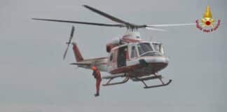 Mareggiata in Liguria, numerosi salvataggi in mare elicottero vigili fuoco soccorso mare