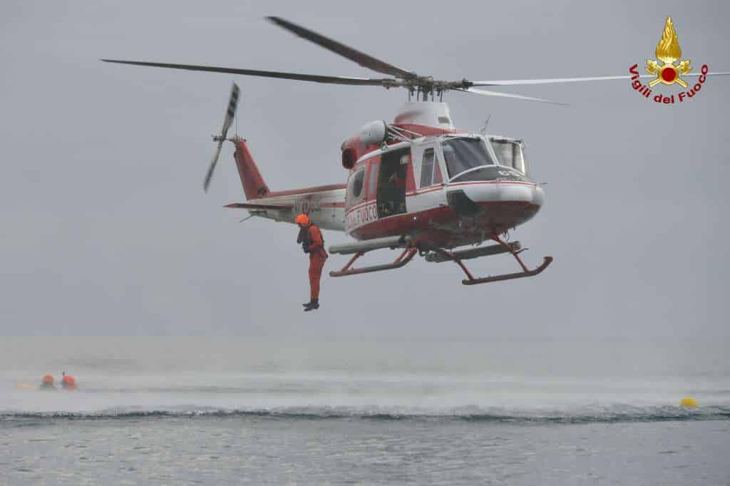 elicottero vigili fuoco soccorso mare
