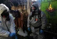 Mele – Morto in casa da settimane, i vicini scoprono la tragedia per il forte odore vigili fuoco, maschere antigas, tute