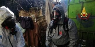 Mele – Morto in casa da settimane, i vicini scoprono la tragedia per il forte odore vigili fuoco, maschere antigas, tute