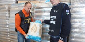 La Spezia – Sacchi di pellet con marchi falsi: maxi sequestro della Finanza