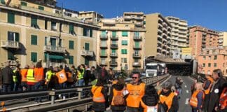 Presidio in piazza De Ferrari per il comitato Autostrade Chiare familiari vittime ponte Morandi, blocco autostrada