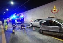 Autostrada A12, scontro tra auto in galleria: un ferito