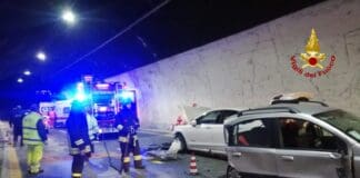 Autostrada A12, scontro tra auto in galleria: un ferito