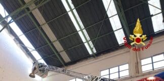 Campi – Tetto di un capannone divelto dal vento