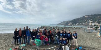 Voltri – Spiaggia ripulita dai giovani di Genova Cleaner, raccolti 58 sacchi di rumenta Voltri spiaggia pulita Genova Cleaner