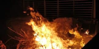 Voltri – Bruciano legname e spazzatura sulla spiaggia e rischiano di incendiare la passeggiata incendio spazzatura spiaggia Voltri