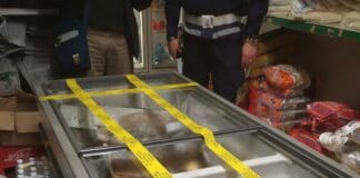 Merce in cattiva conservazione e alcol ad ambulante abusivo: denunciato