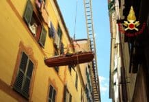 Santa Margherita, Vigili del Fuoco soccorrono paziente pesante e lo calano dalla finestra – FOTO