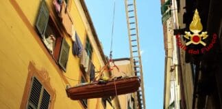 Santa Margherita, Vigili del Fuoco soccorrono paziente pesante e lo calano dalla finestra – FOTO