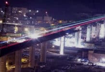 Una luce tricolore a Genova segna il ponte che avanza e lancia un messaggio di fiducia a tutto il Paese ponte per Genova tricolore