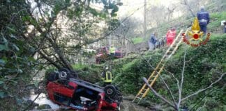 Genova – Anziana perde il controllo dell’auto e finisce in un torrente auto ribaltata torrente