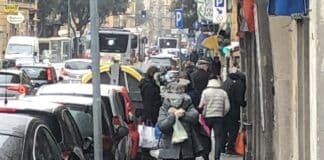 Coronavirus – Meno restrizioni e spostamenti tra regioni, la nuova ordinanza della Liguria marciapiedi affollati