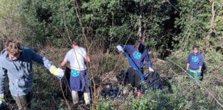 Righi, volontari di Genovacleaner all’opera sul vecchio percorso