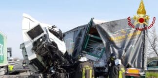 Autostrada A12 – Scontro tra tir a Sarzana: due feriti