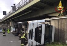 La Spezia – Mezzo pesante si ribalta sulla rampa di accesso al raccordo autostradale