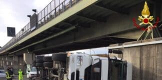 La Spezia – Mezzo pesante si ribalta sulla rampa di accesso al raccordo autostradale