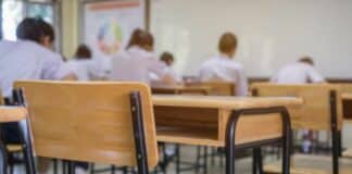 Allerta Maltempo, a Genova arriverà alle 16 la decisione sulla chiusura scuole scuola banchi studenti