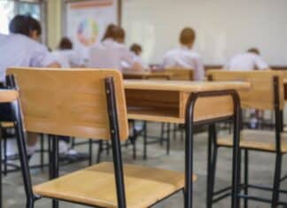 Liguria, oggi ultimo giorno di scuola per gli studenti liguri scuola banchi studenti