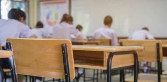 Liguria, oggi ultimo giorno di scuola per gli studenti liguri scuola banchi studenti