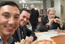 Riunione fiume in Comune a Genova, scatta la pausa pizza per Sindaco e consiglieri pizza in Comune per il Sindaco Bucci