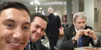 Riunione fiume in Comune a Genova, scatta la pausa pizza per Sindaco e consiglieri pizza in Comune per il Sindaco Bucci