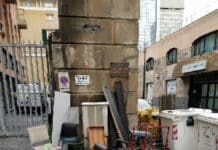 Rifiuti ingombranti abbandonati in strada, Amiu: “Rischiosi per i lavoratori” rifiuti ingombranti