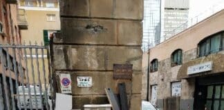 Rifiuti ingombranti abbandonati in strada, Amiu: “Rischiosi per i lavoratori” rifiuti ingombranti