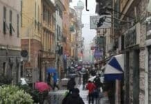 Genova, arrestato il maniaco delle studentesse via sestri affollata sestri ponente