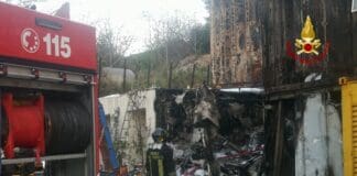 Container in fiamme sulla Costa di Sestri Ponente – FOTO