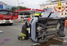 La Spezia – Auto si scontra con un SUV e si ribalta, intervento dei Vigili del Fuoco