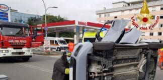 La Spezia – Auto si scontra con un SUV e si ribalta, intervento dei Vigili del Fuoco