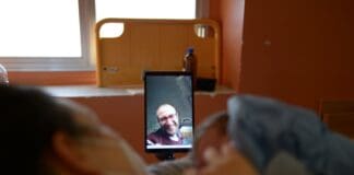 Coronavirus – Parto in diretta sul tablet all’ospedale San Martino – VIDEO parto diretta tablet san martino