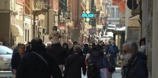 Coronavirus – Strada affollata a Sestri Ponente, il quartiere si ribella alle accuse via sestri folla 2 aprile 2020