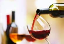 Salute, alcol provoca danni al feto in gravidanza, la parola agli esperti vino bicchiere bottiglia