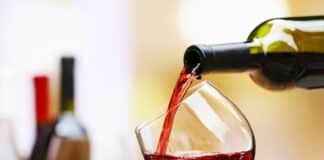 Genova, mangiano al ristorante e poi non pagano, raffica di episodi vino bicchiere bottiglia