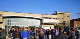 Ex Ilva, lavoratori in sciopero contro la cassa integrazione. Corteo verso la Prefettura
